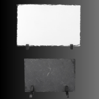 Una fotografía en blanco y negro de dos placas de pizarra sobre soportes.