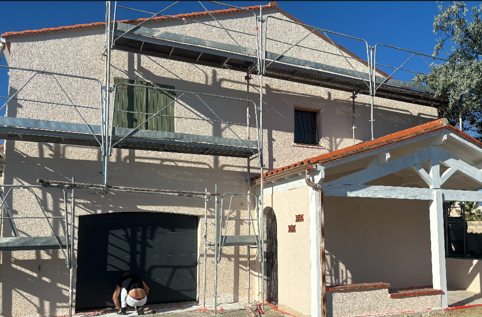 Façade avec échafaudage avant les travaux de ravalement de façade 