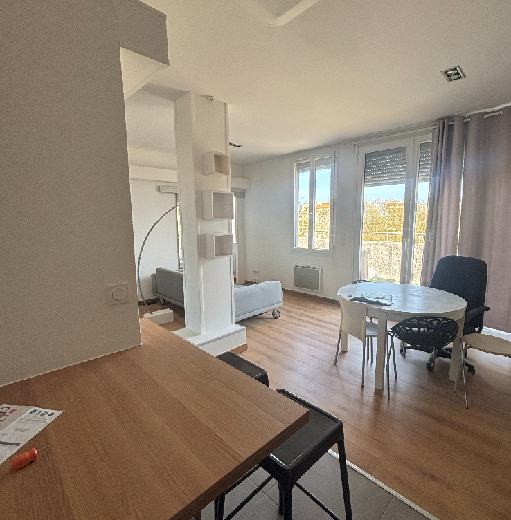 Intérieur d'un appartement rénové avec une peinture blanche