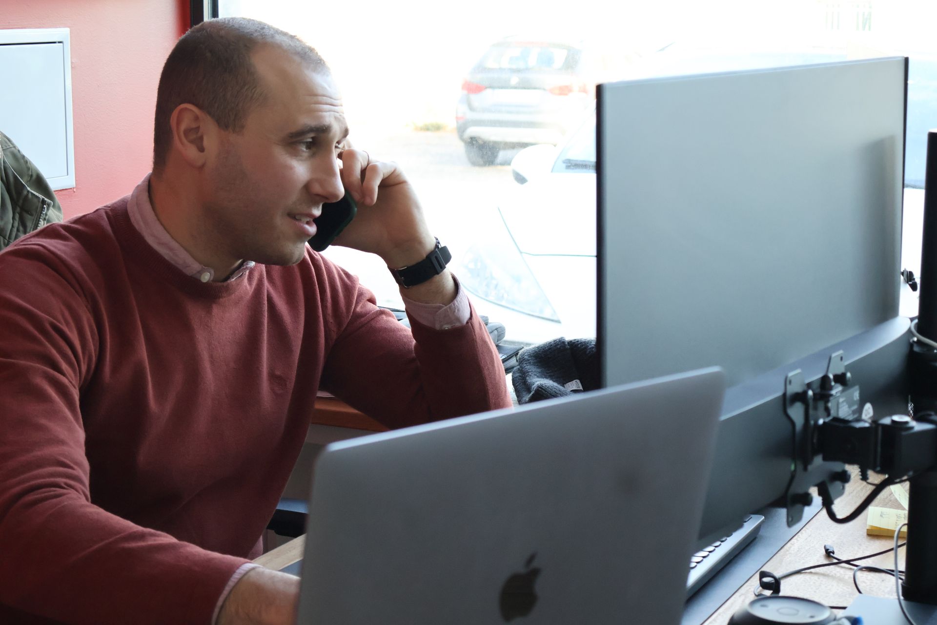 Professionnel du bâtiment dans son bureau au téléphone 