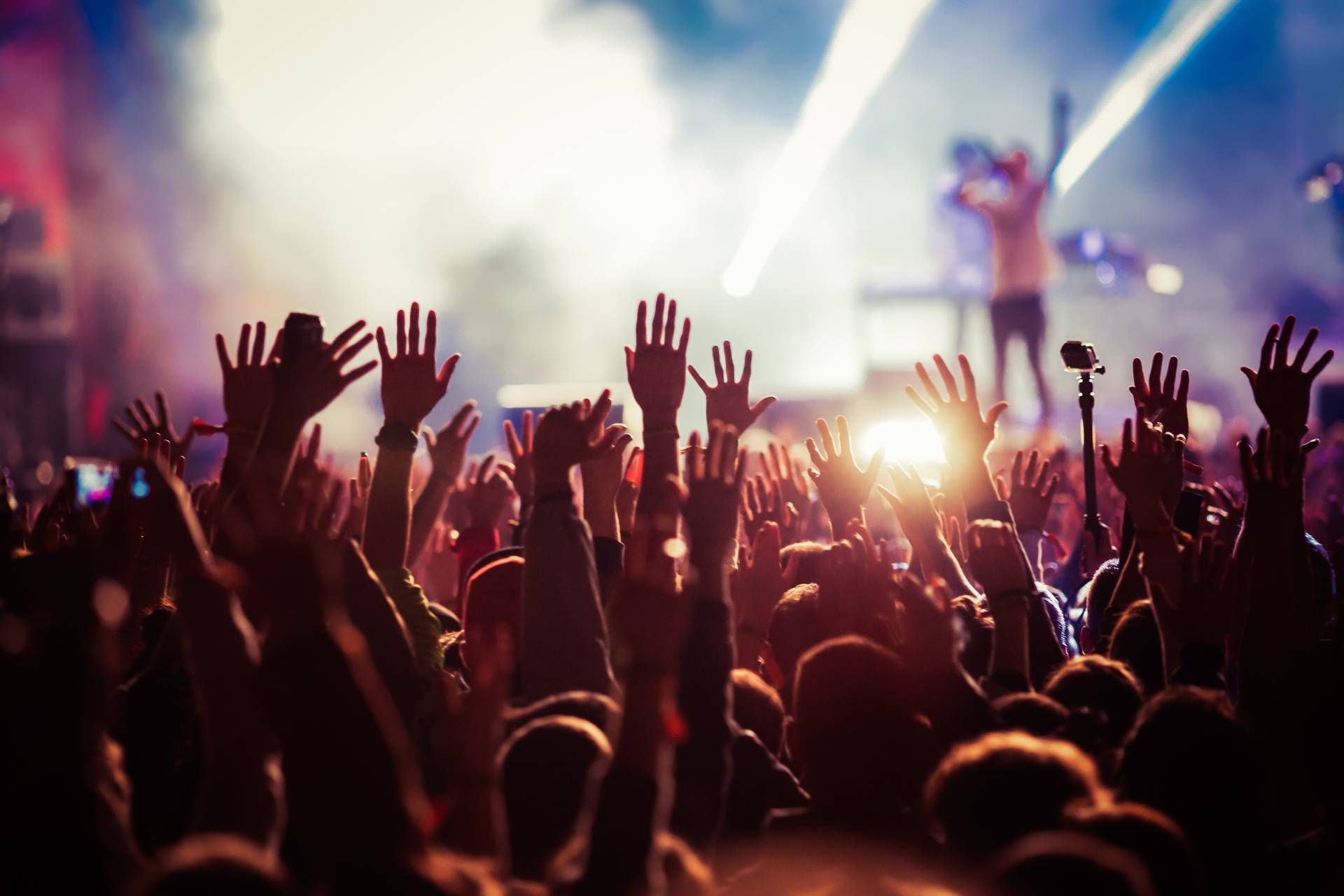 Konserttiyleisöä lavan edessä