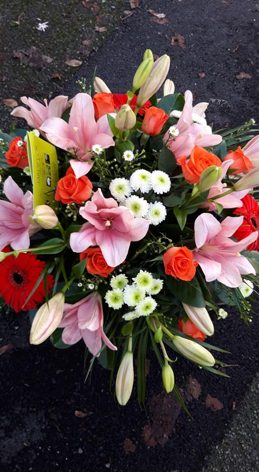 Composition florale avec fleurs de lys