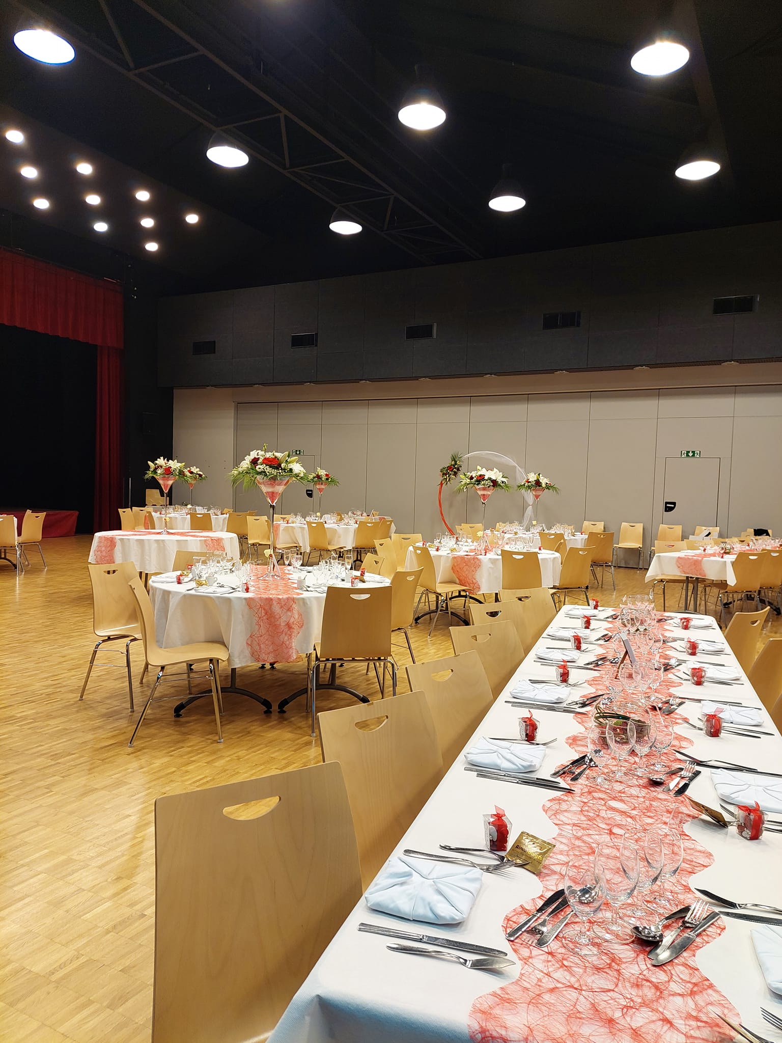 Décoration de salle avec fleurs