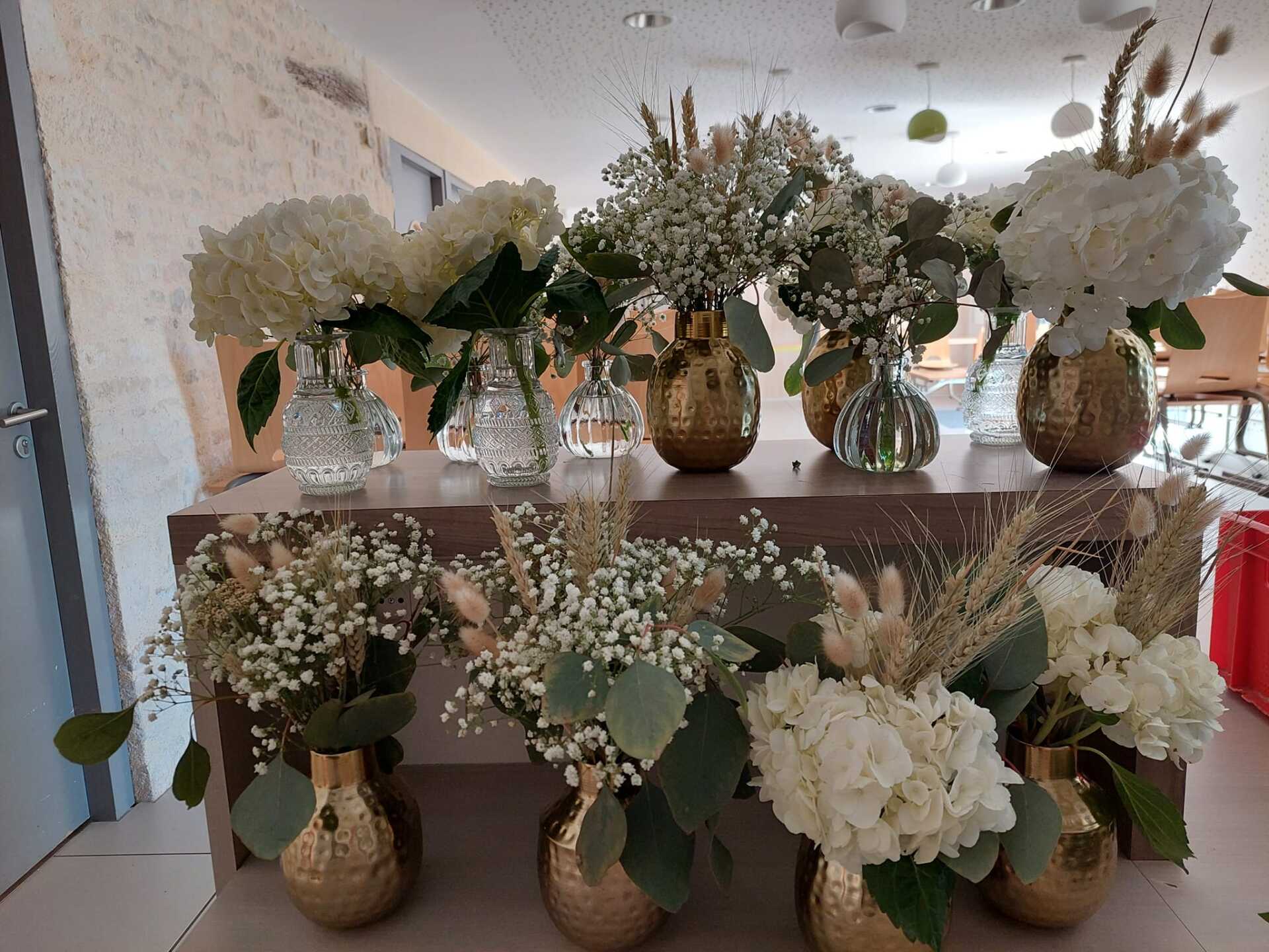 Créations florales dans vases pour la décoration de table