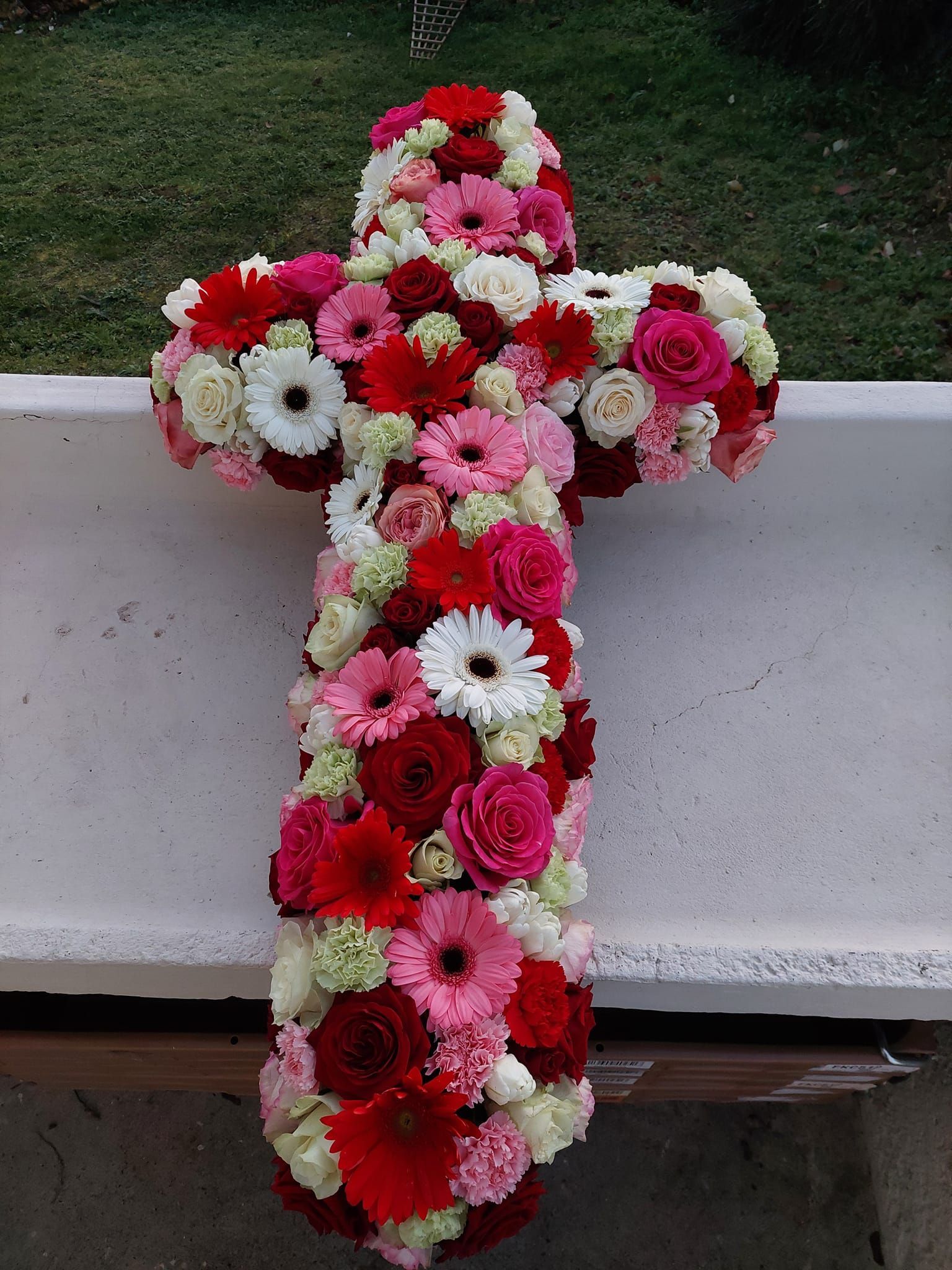 Composition fleurs funéraire croix rose et rouge