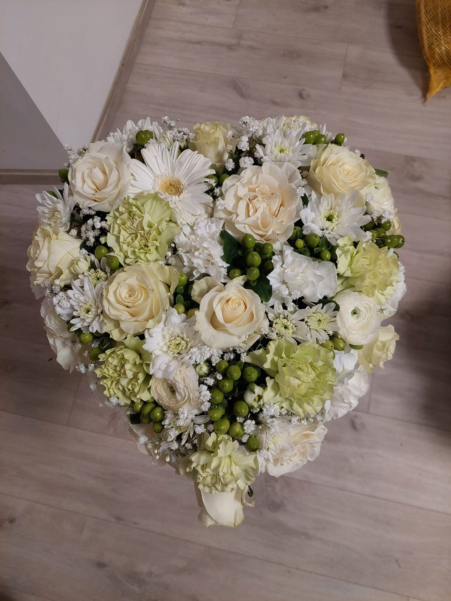 Composition fleurs funéraire coeur blanc