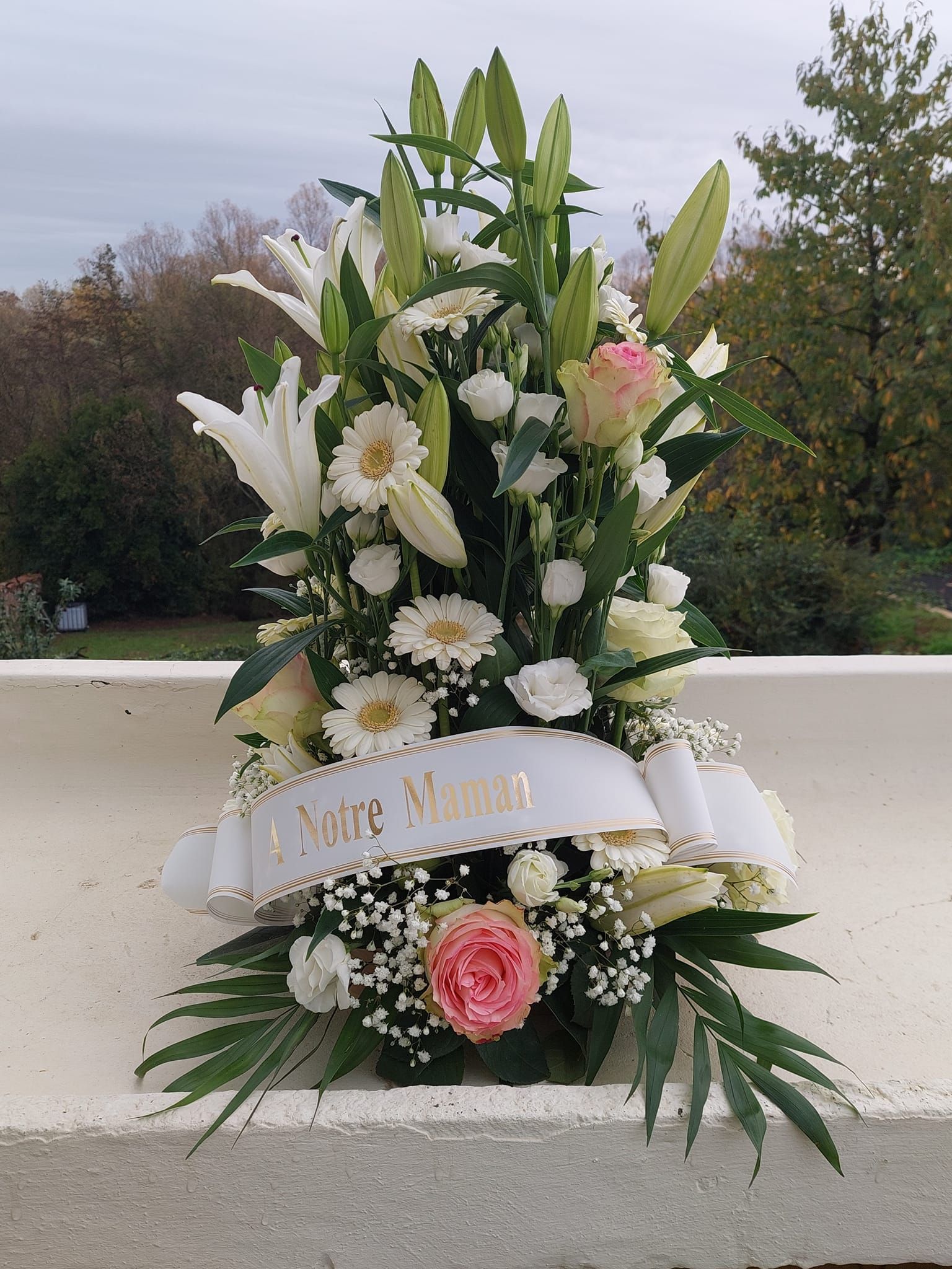 Composition fleurs funéraire blanc et rose