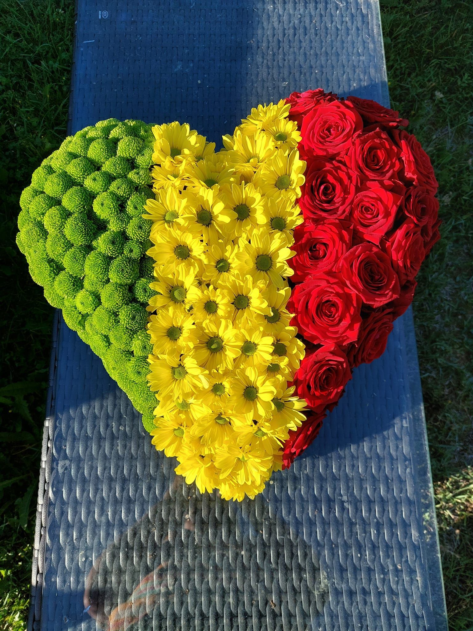 Composition fleurs funéraires coeur tricolore