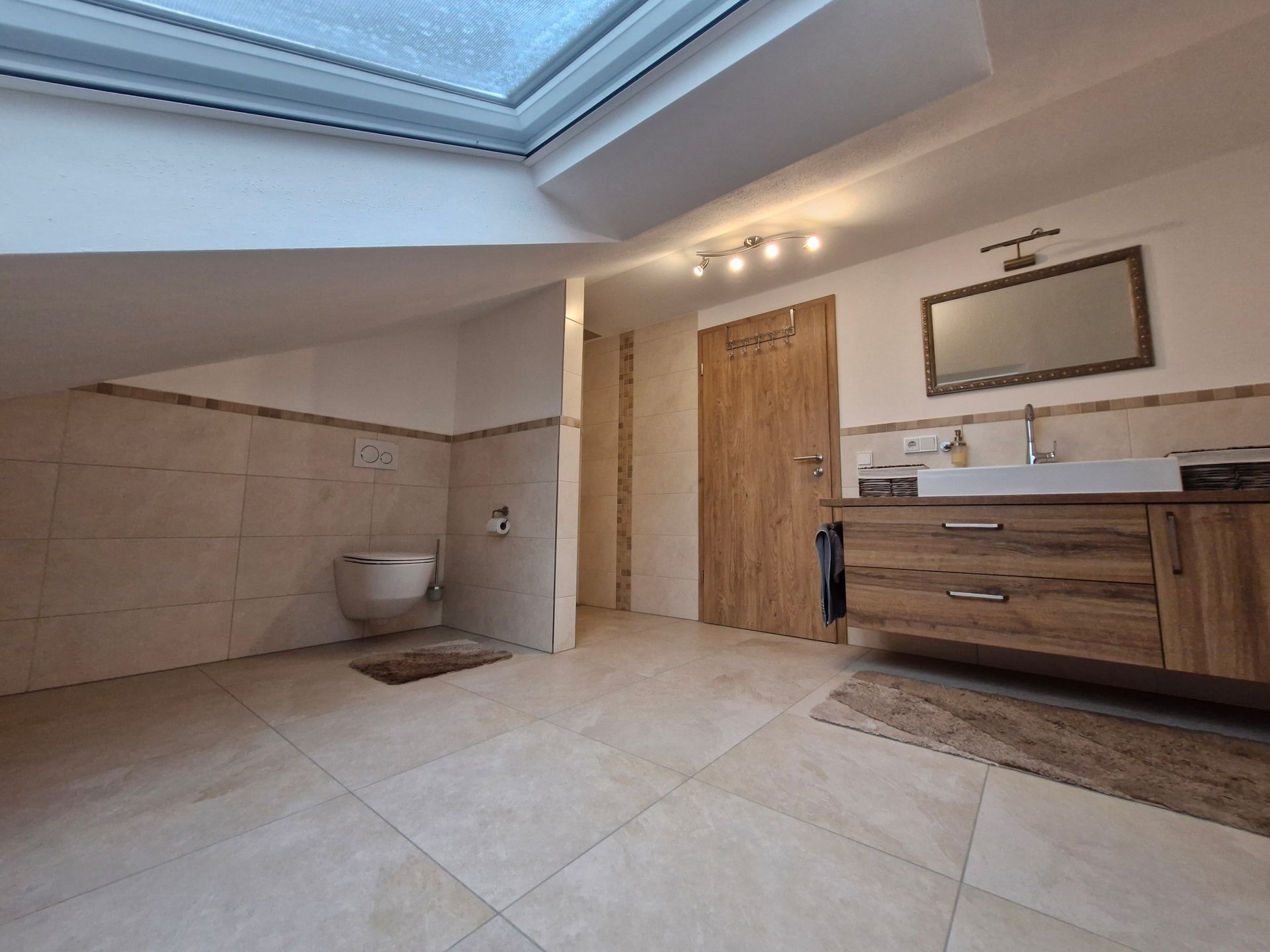 Stilvolles Badezimmer mit frei stehender Badewanne und großen Fenstern.