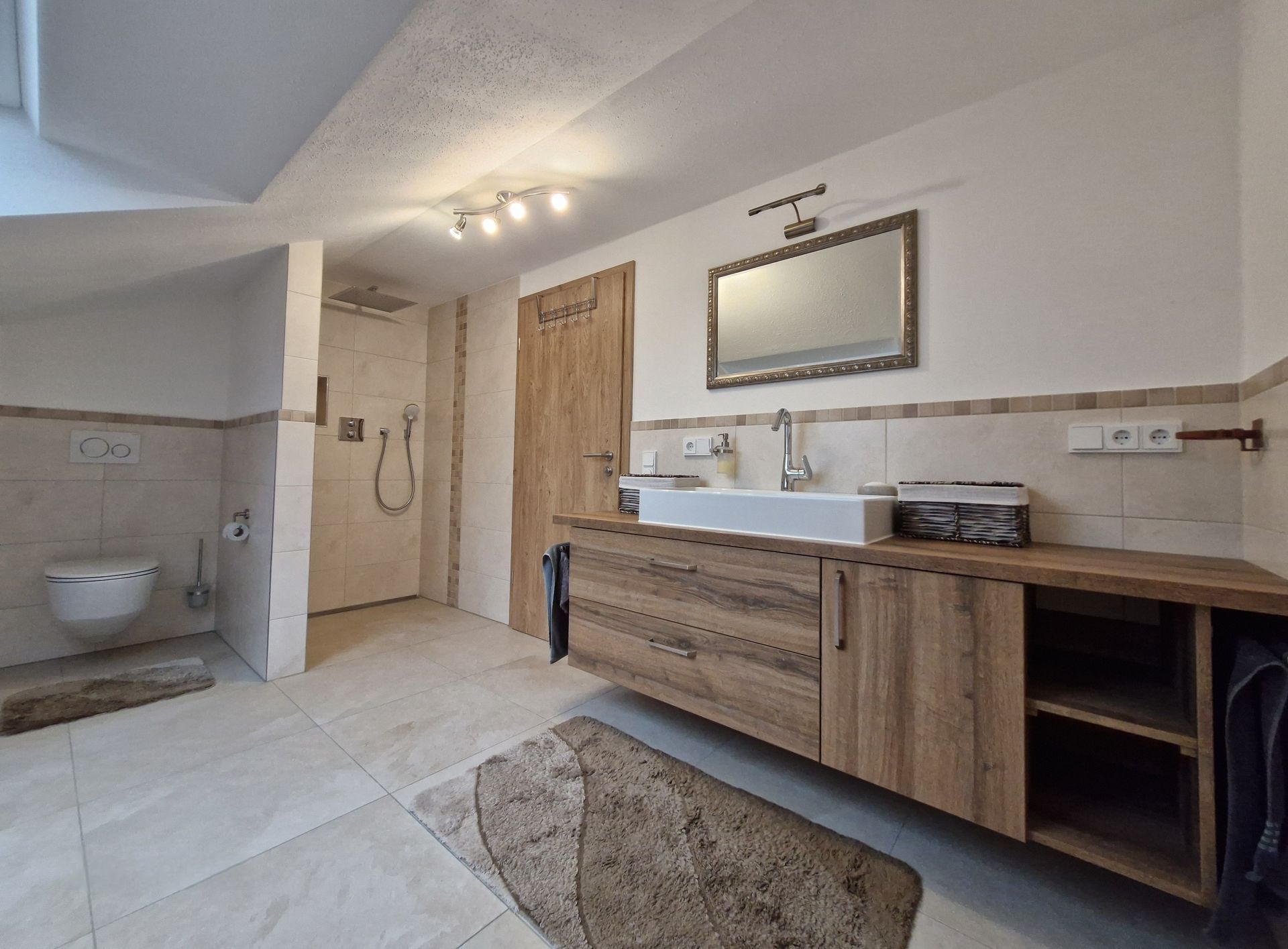 Person wäscht sich die Hände an einem Waschbecken mit Seifenspender.