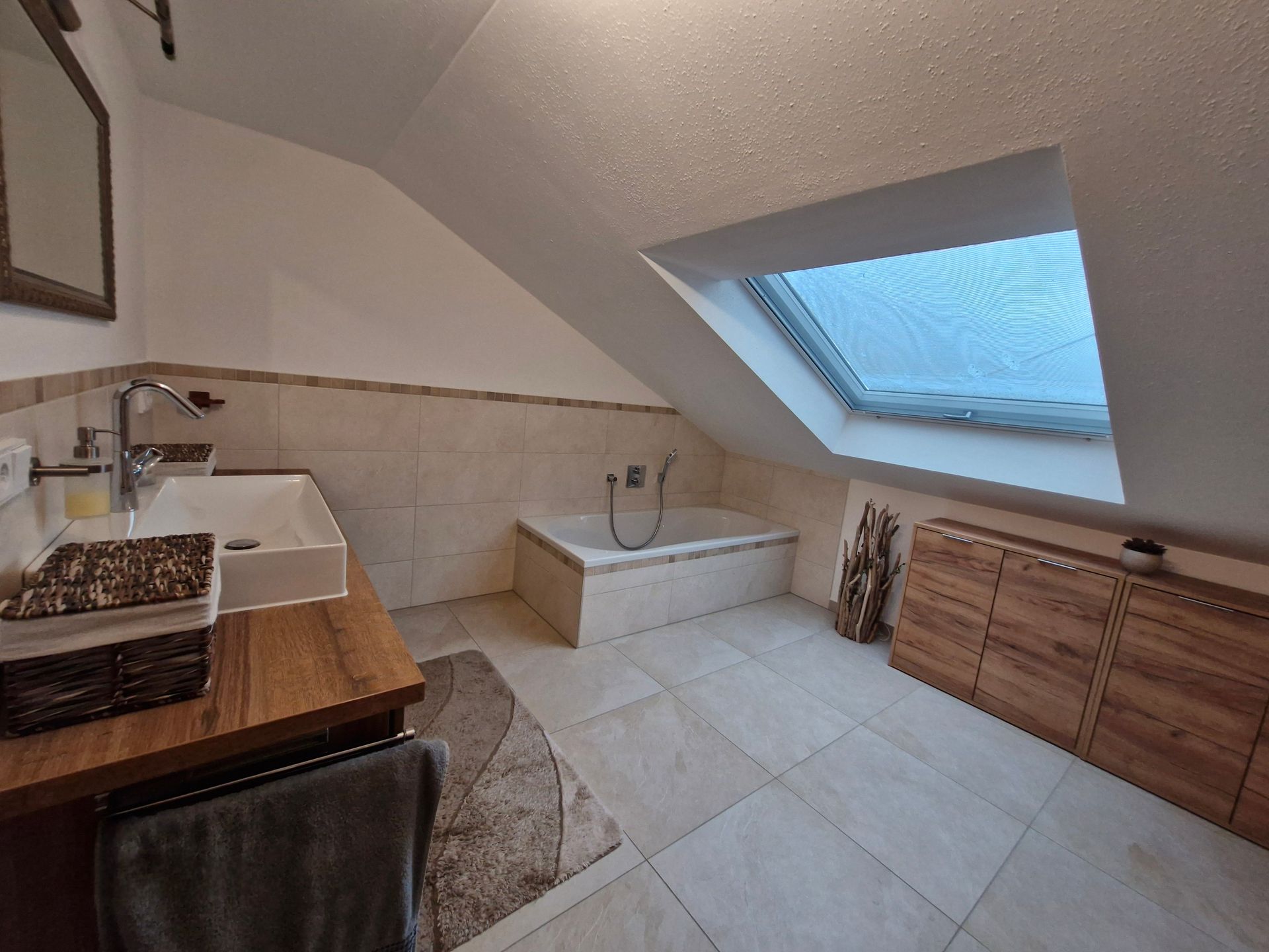 Hellbraunes Badezimmer mit Dachschräge