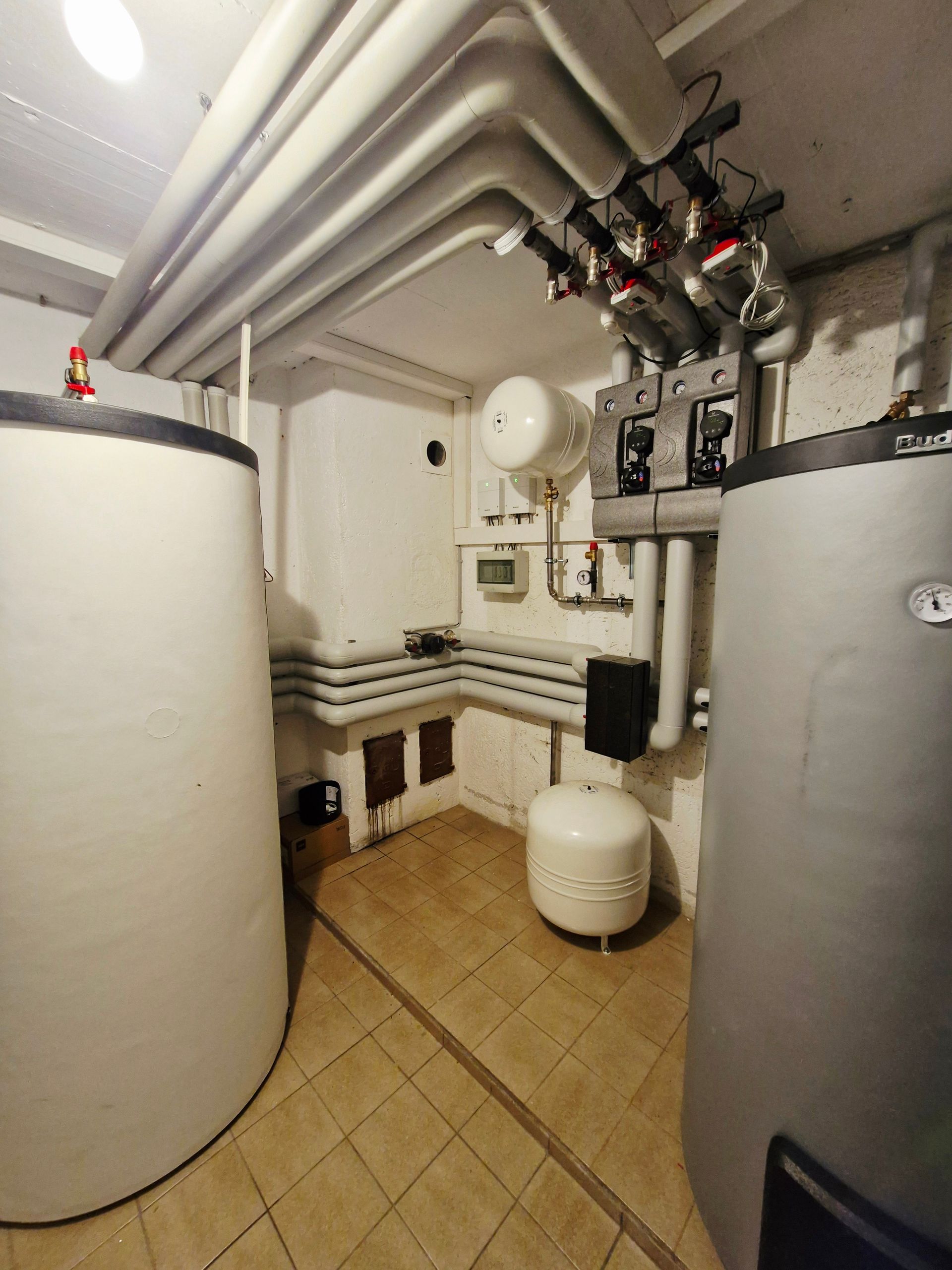 Windräder und Solarpaneele auf einer grünen Wiese unter blauem Himmel mit weißen Wolken