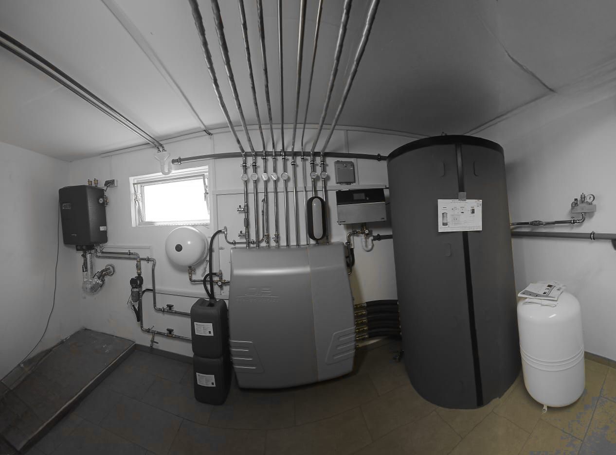 Dunkler Heizkörper in modernem Wohnraum mit minimalistischer Einrichtung.