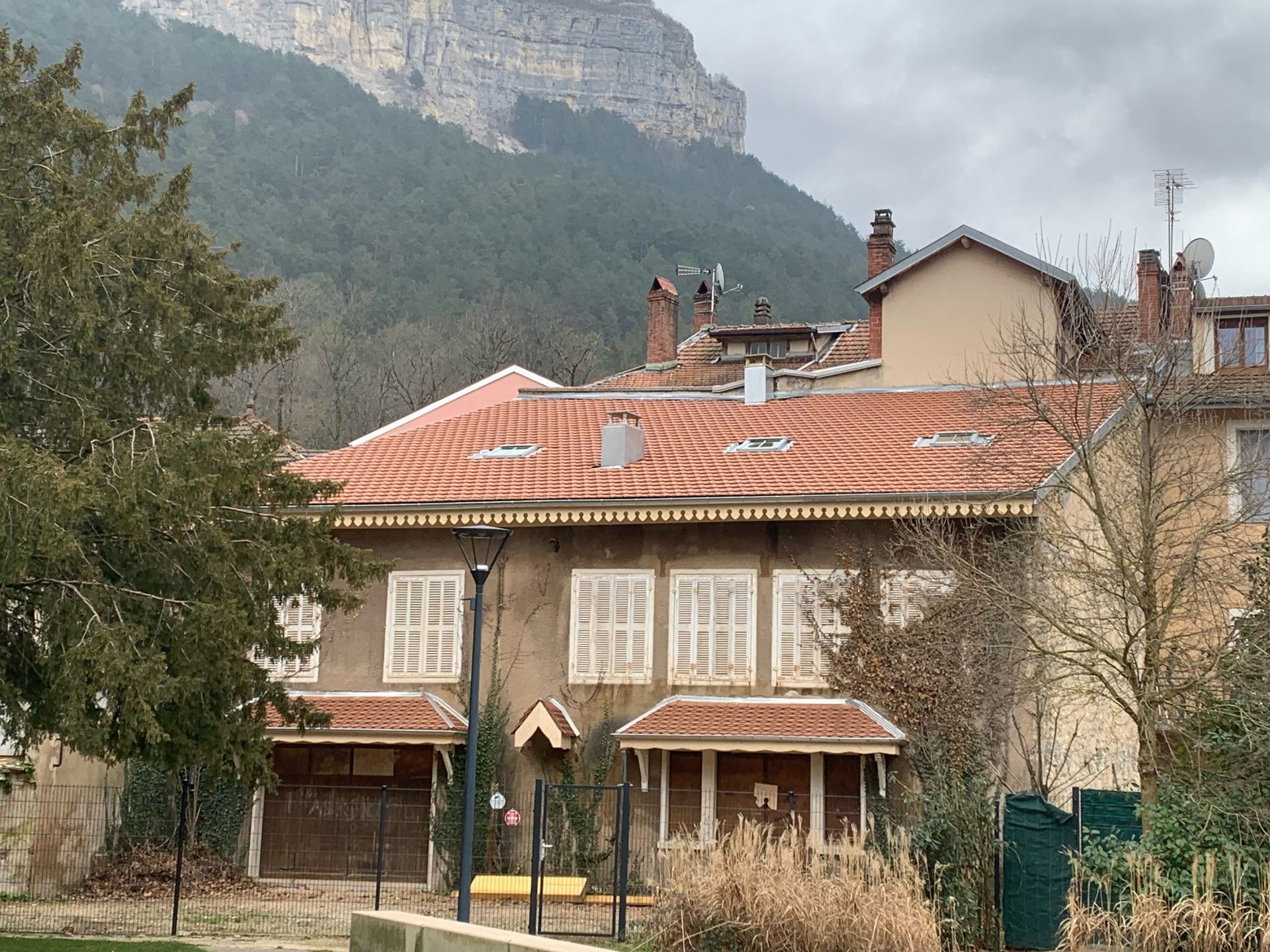 Maison à étages avec une couverture en tuiles