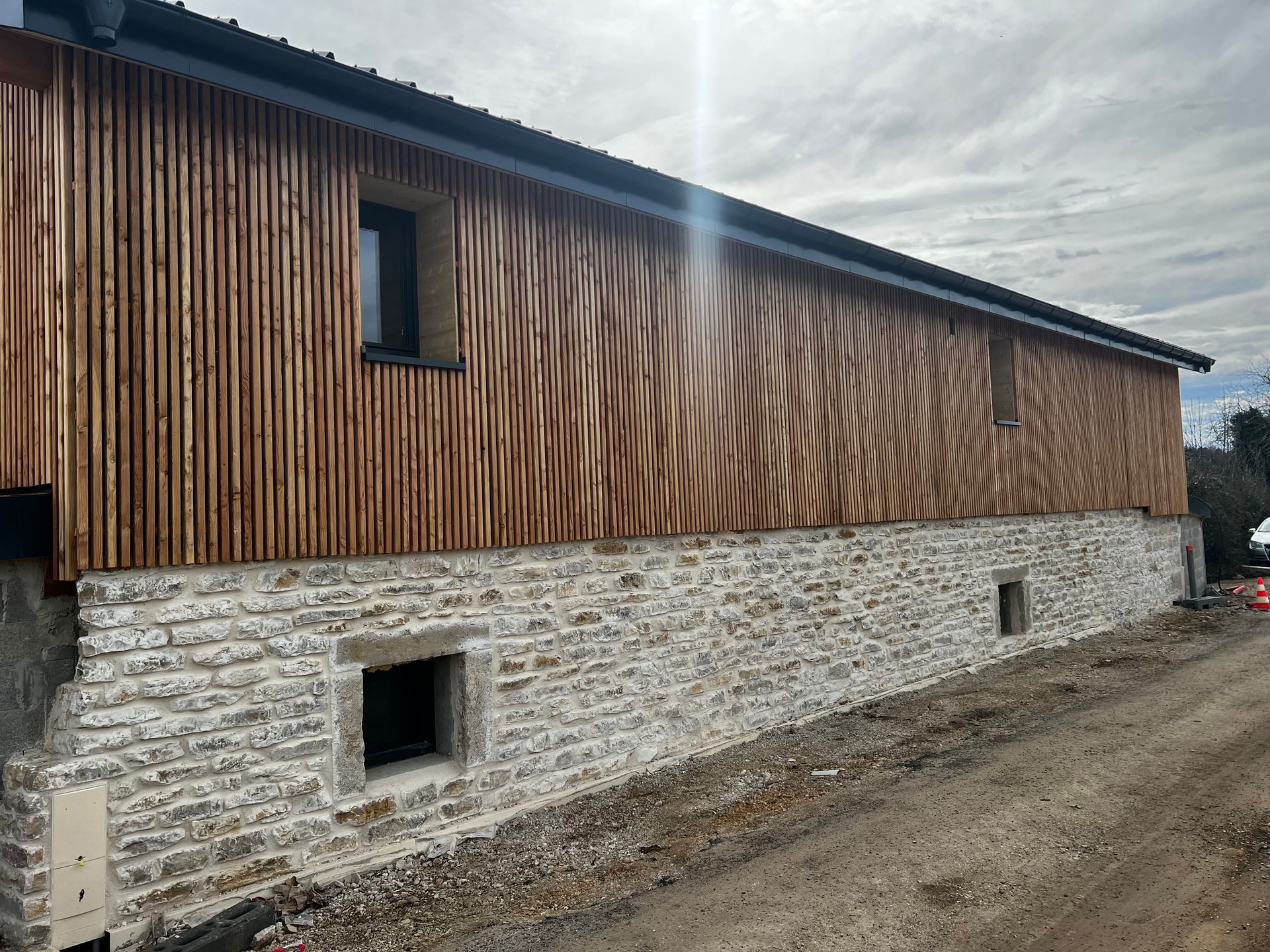 Maison en bois avec revêtement en pierre