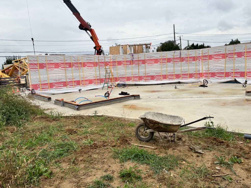 Chantier de terrassement avec une grue