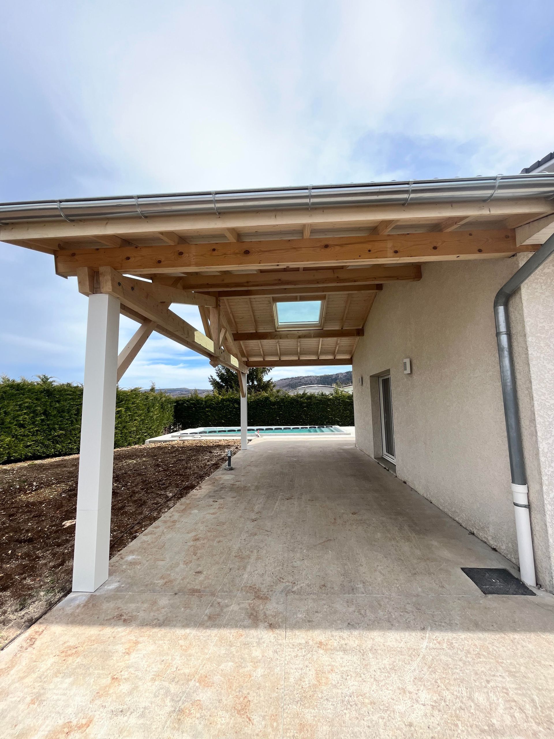 Carport adossé à la façade d'une maison