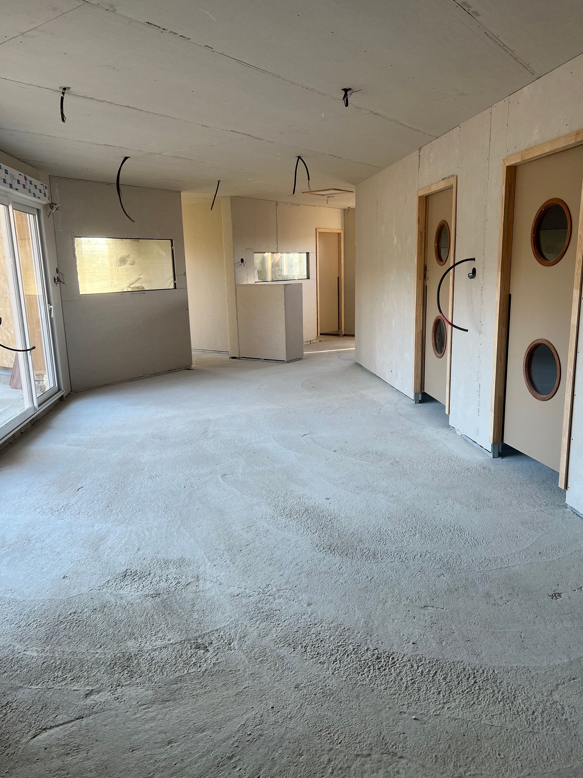 Intérieur d'une maison avec des portes et une baie vitrée