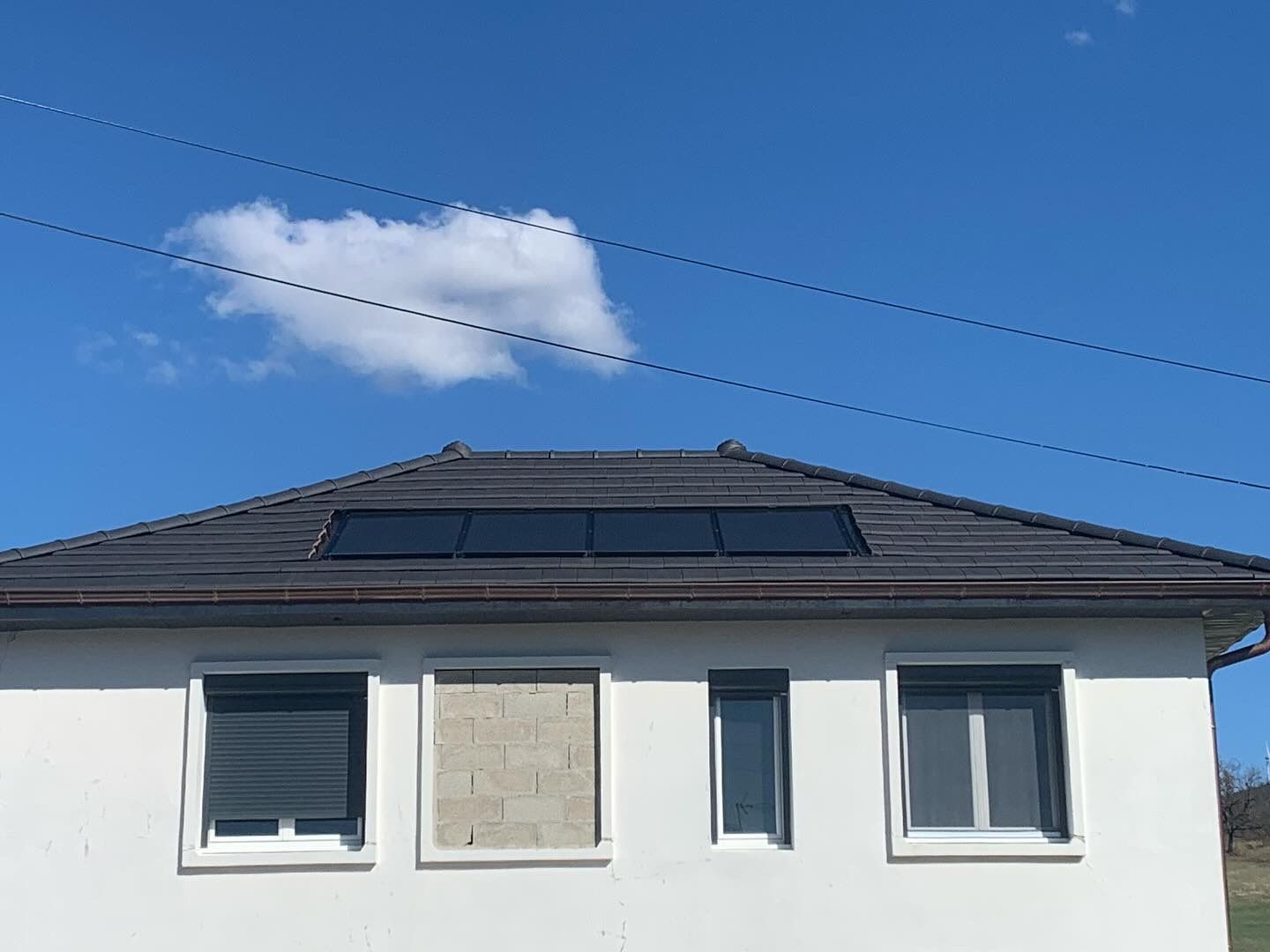 Toiture de pavillon avec panneaux solaires