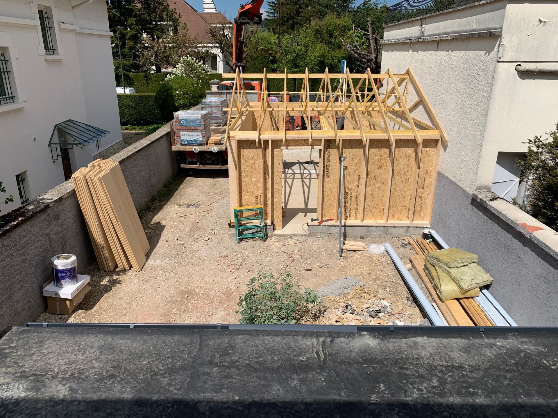 Extension d'une maison avec des panneaux OSB et une charpente