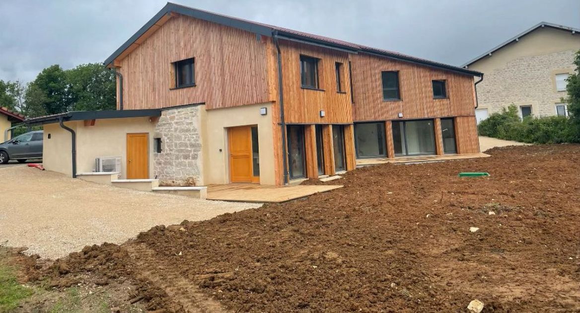 Bardage extérieur en bois et pierre