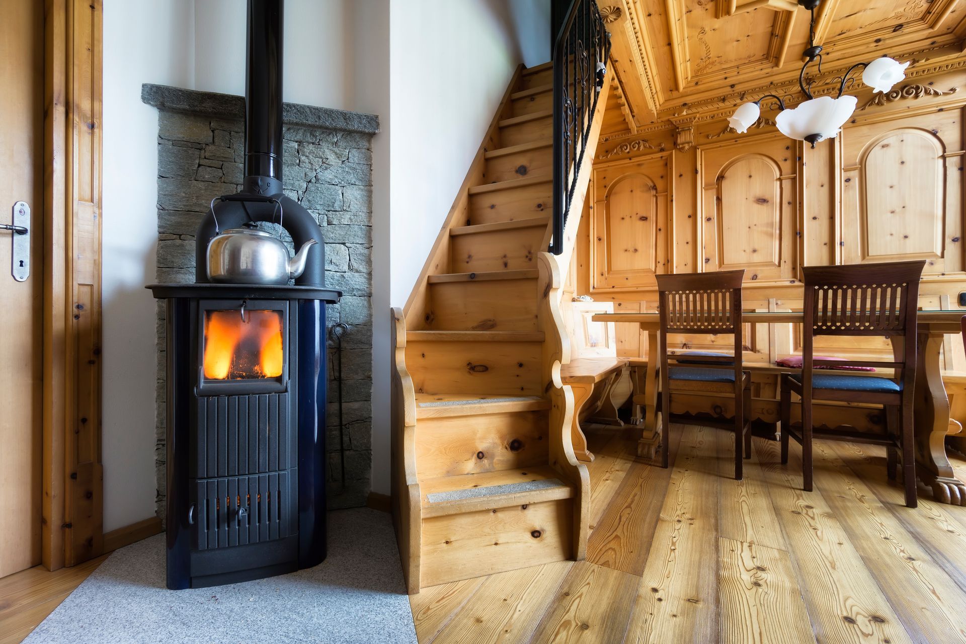 Poêle à bois dans un intérieur en bois