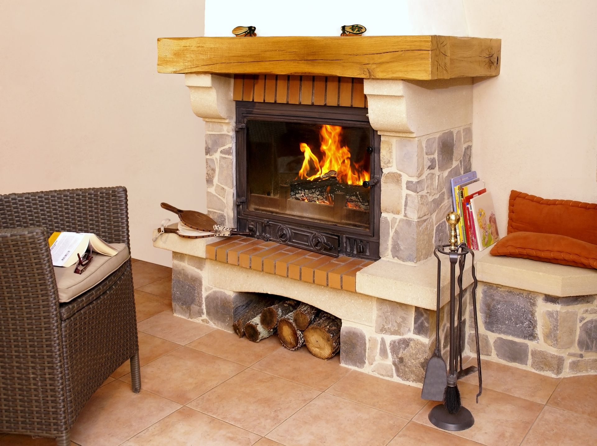Cheminée à bois classique en fonctionnement