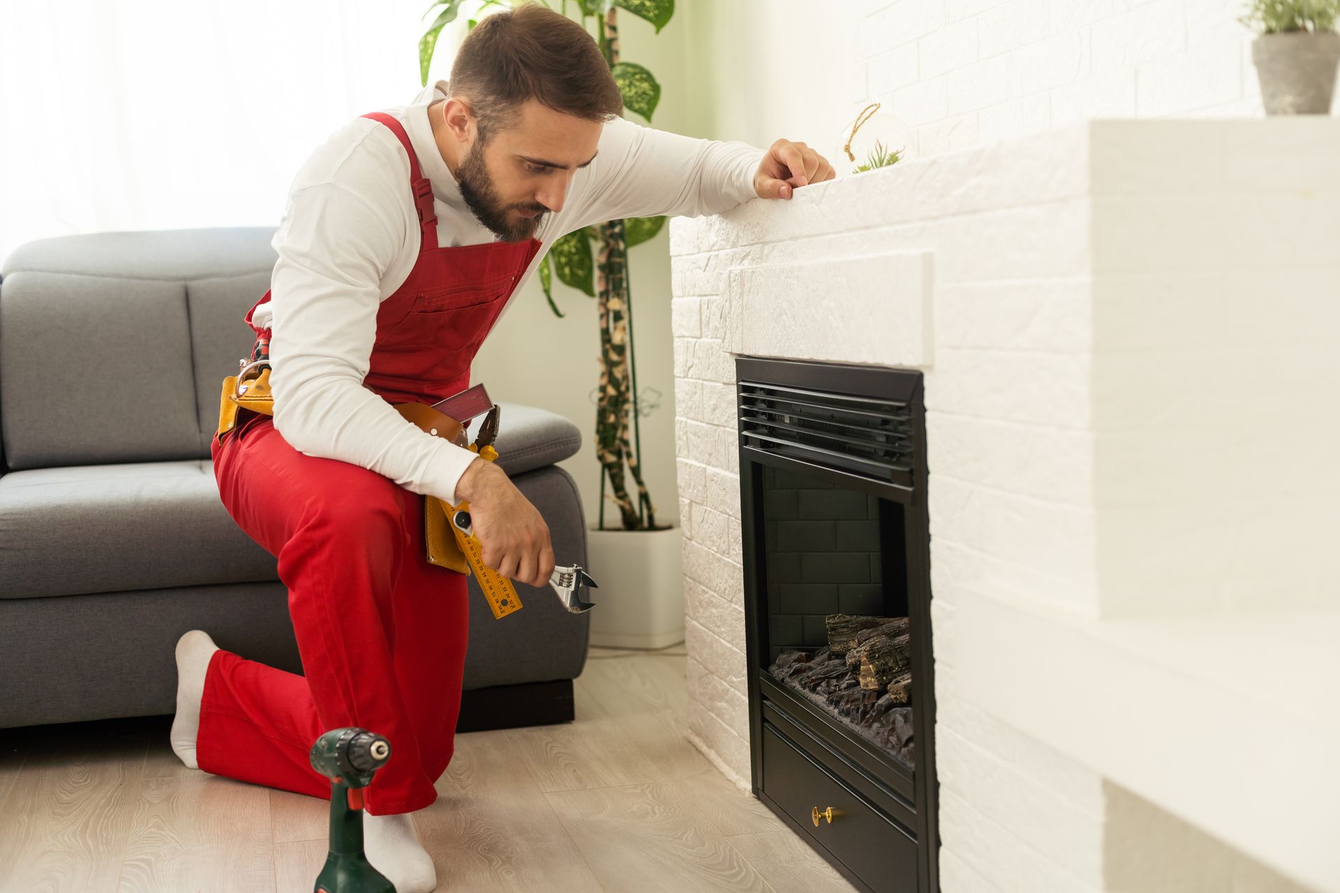 Installateur de poêle avec une salopette rouge