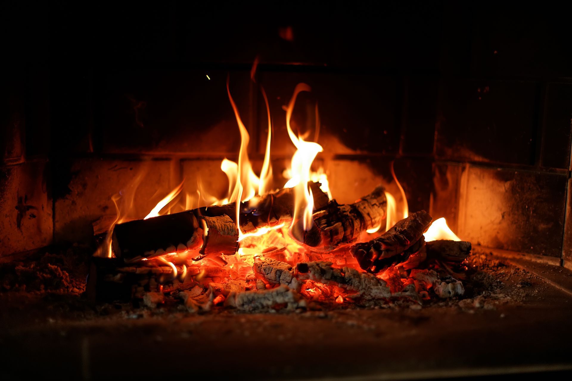 Bûches de bois en combustion
