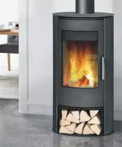 Poêle à bois moderne à côté d'un canapé
