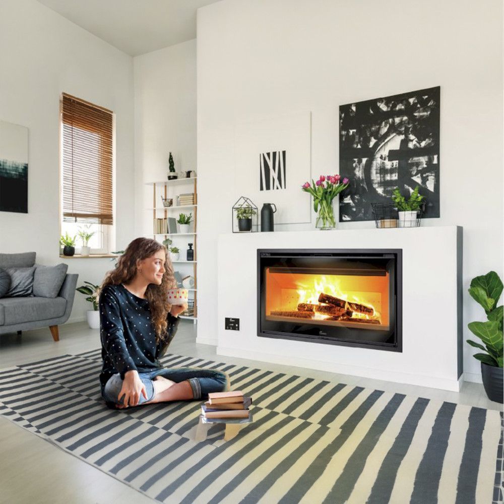 Jeune femme devant une cheminée en marche