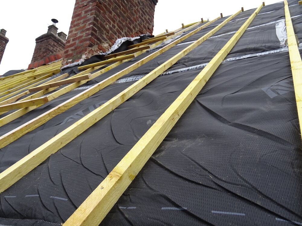 Isolation de la toiture d'une maison en briques