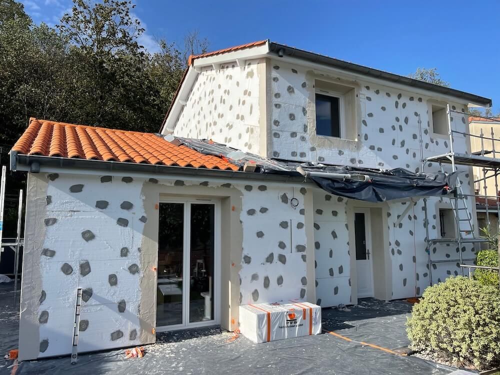 Maison blanche avec de l'enduit sur la façade