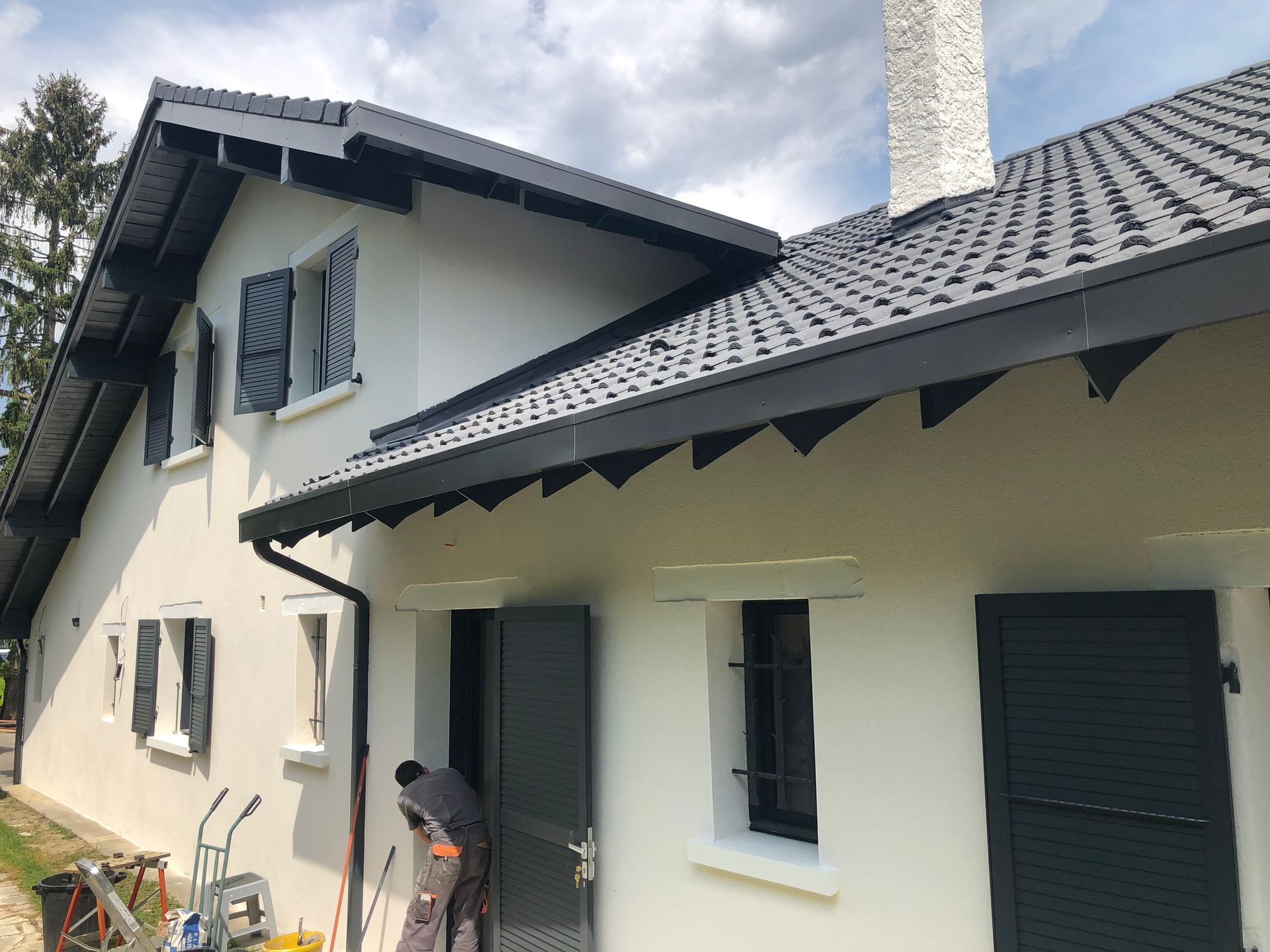 Maison avec de l'enduit noir sur la façade