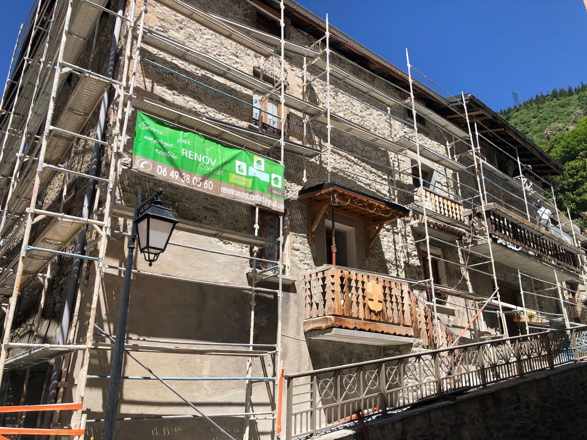 Une maison qui est en cours de travaux sur la façade