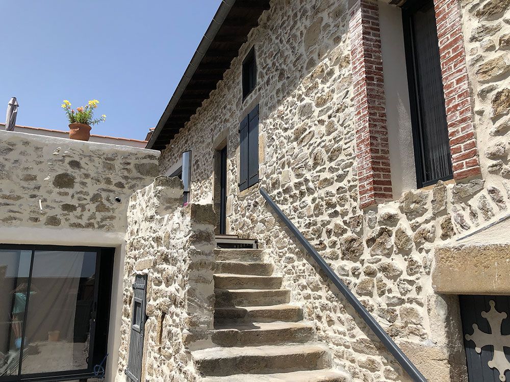 Maison avec un escalier en pierre