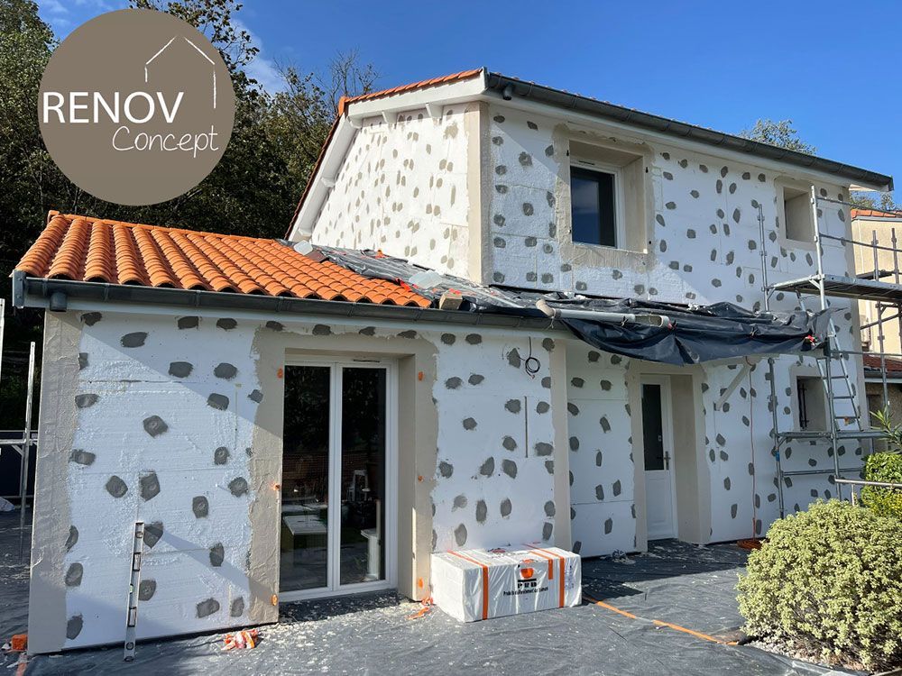 Travaux d'isolation d'une façade de maison en cours