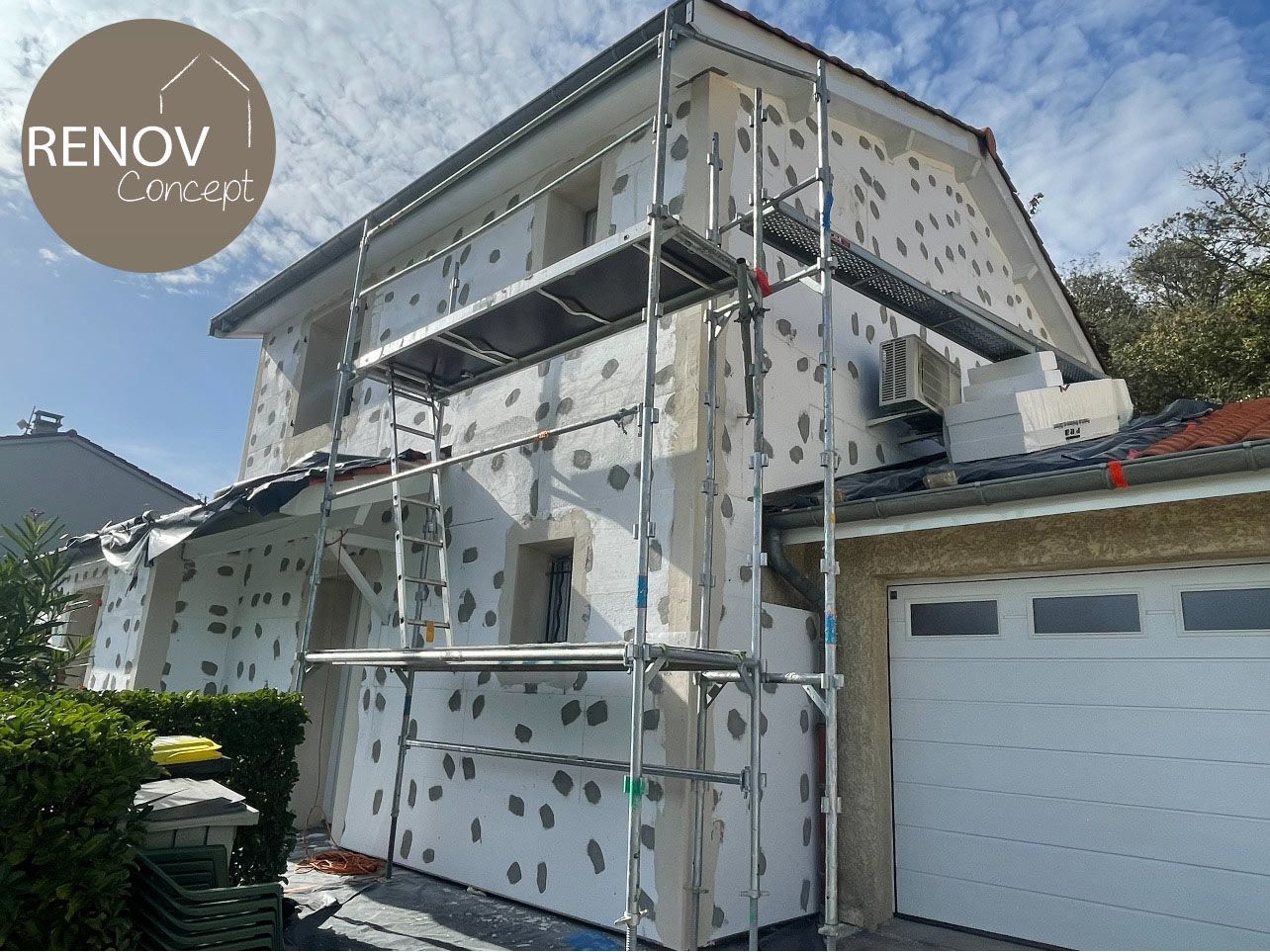 Travaux de ravalement de façade réalisés à l'aide d'un échafaudage