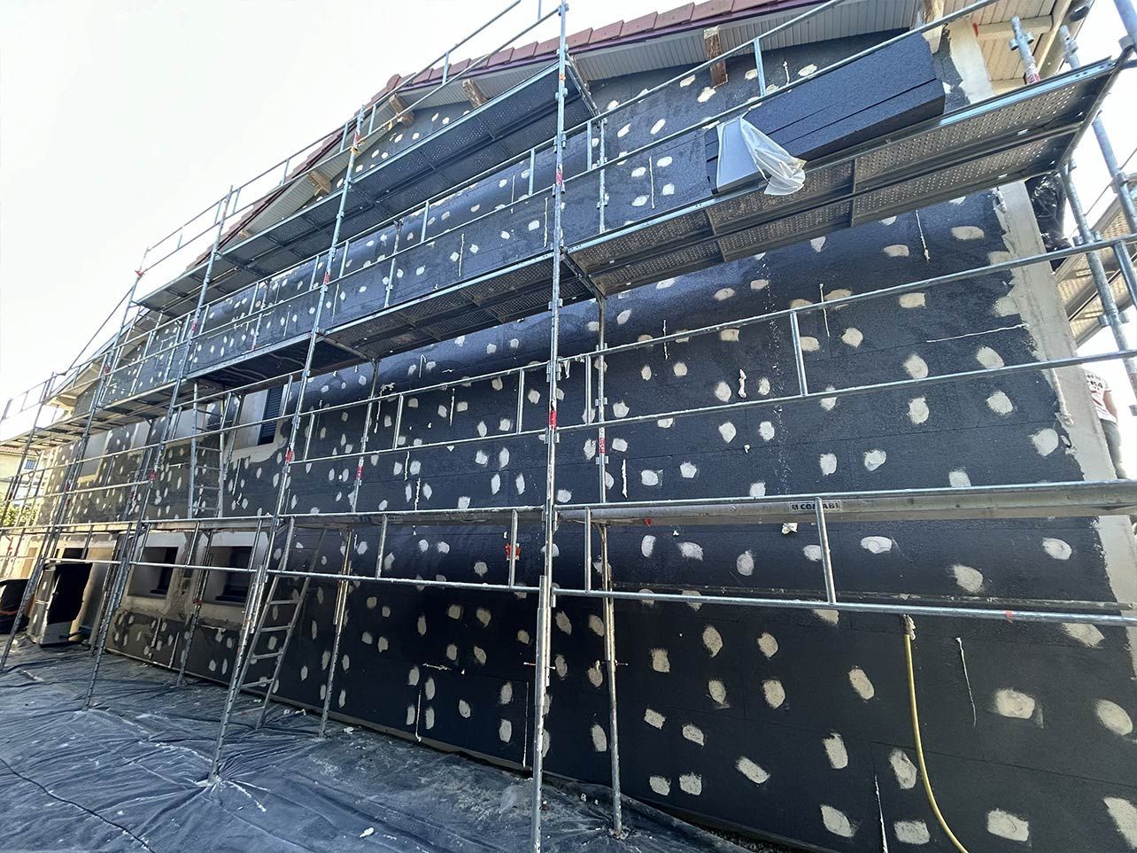 Isolation de la façade d'une maison en cours de réalisation