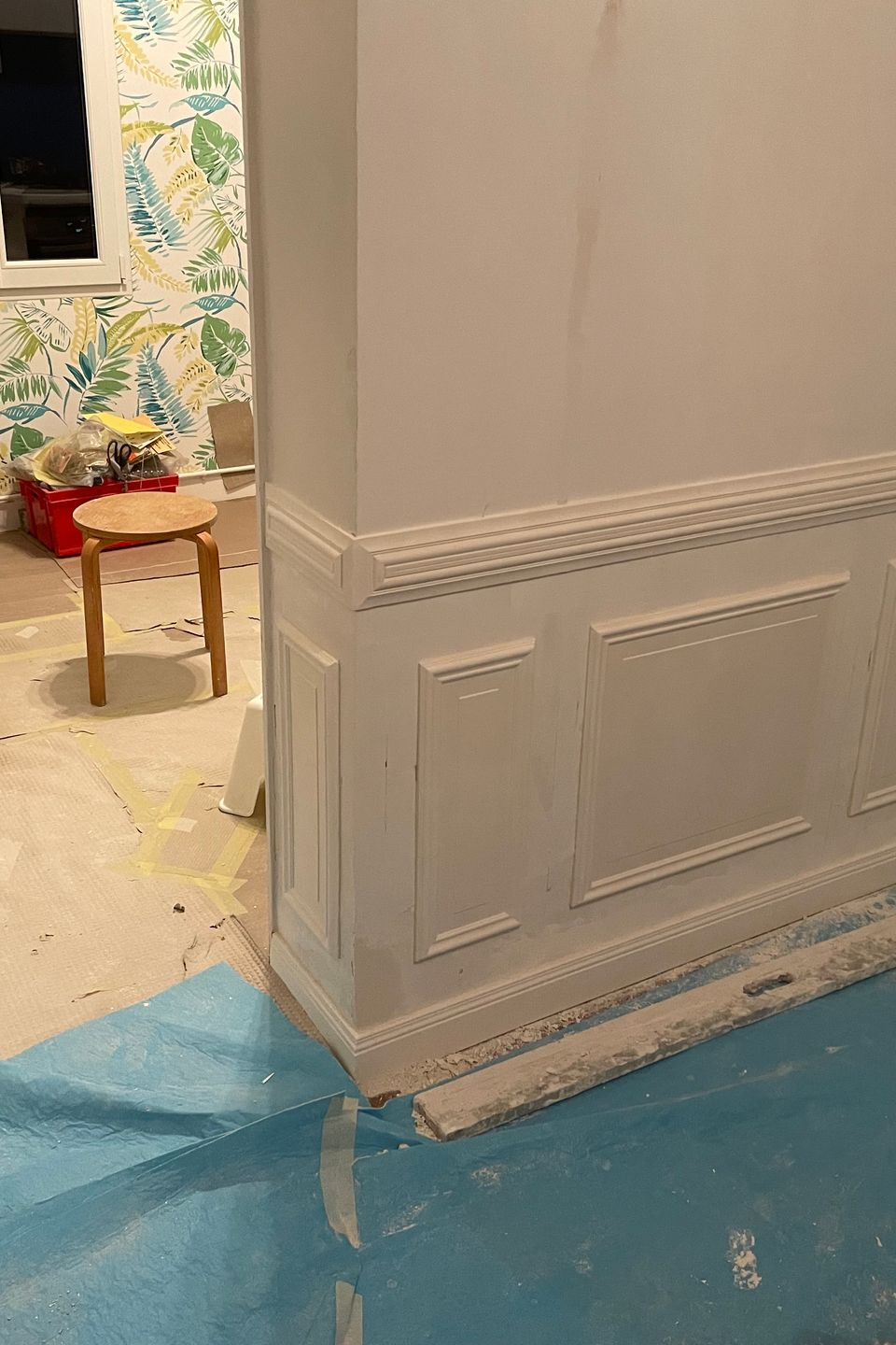 Une moulure en plâtre en forme de rosace.