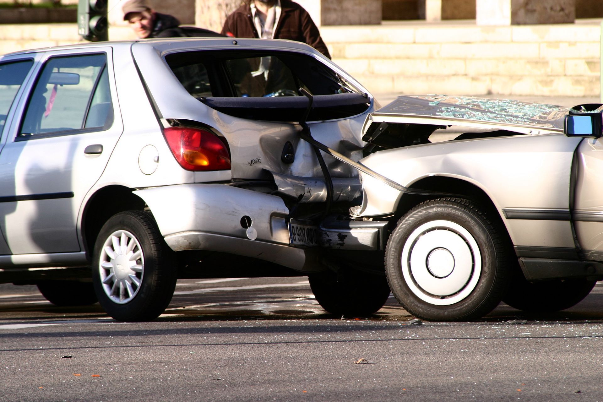 Zwei Autos stoßen auf einer Straße in einem Auffahrunfall zusammen. Der silberne Kleinwagen ist sichtbar beschädigt.