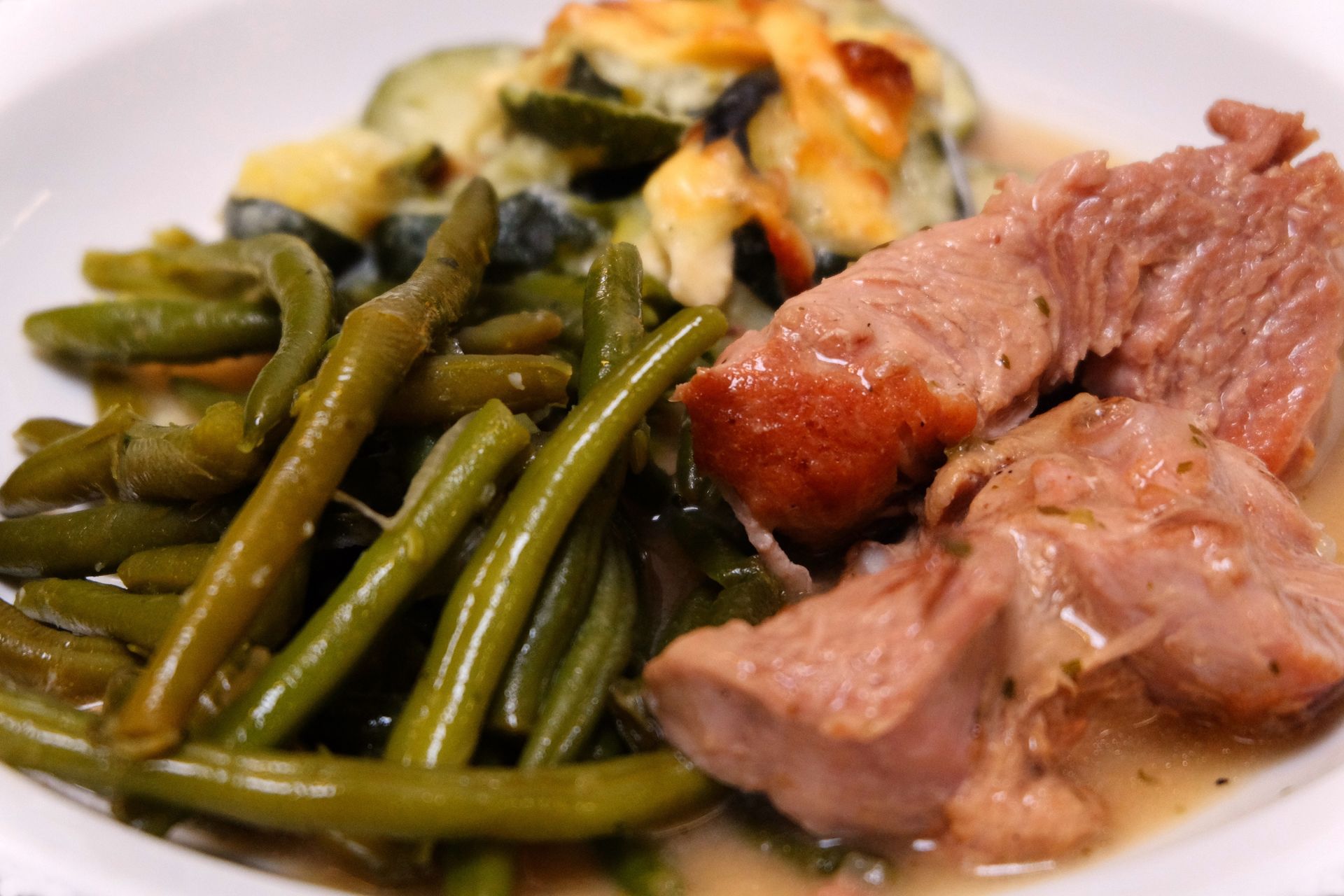 Viande cuite avec haricots verts et cocotte de courgettes.