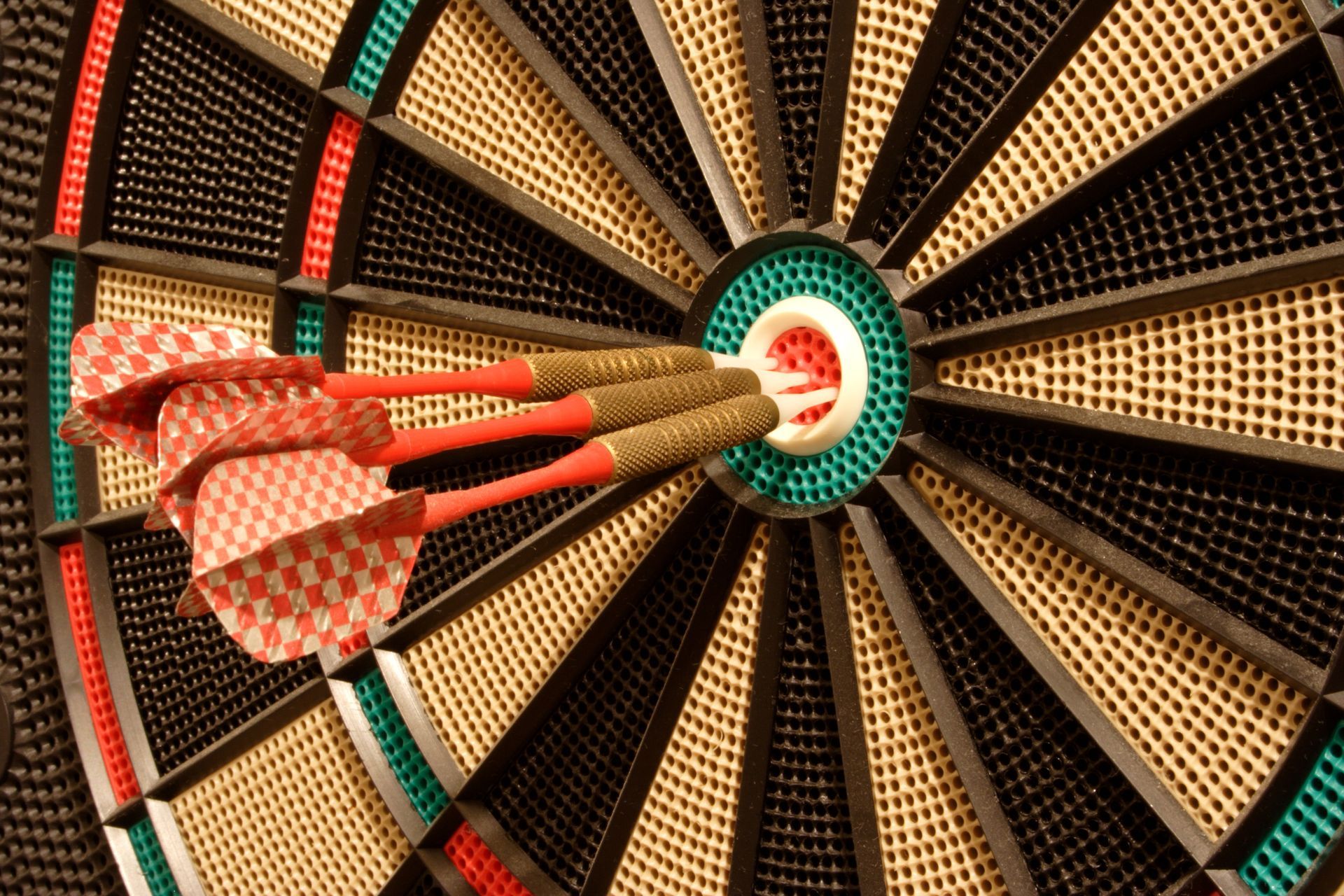 Trois fléchettes ont touché le centre d'une cible.