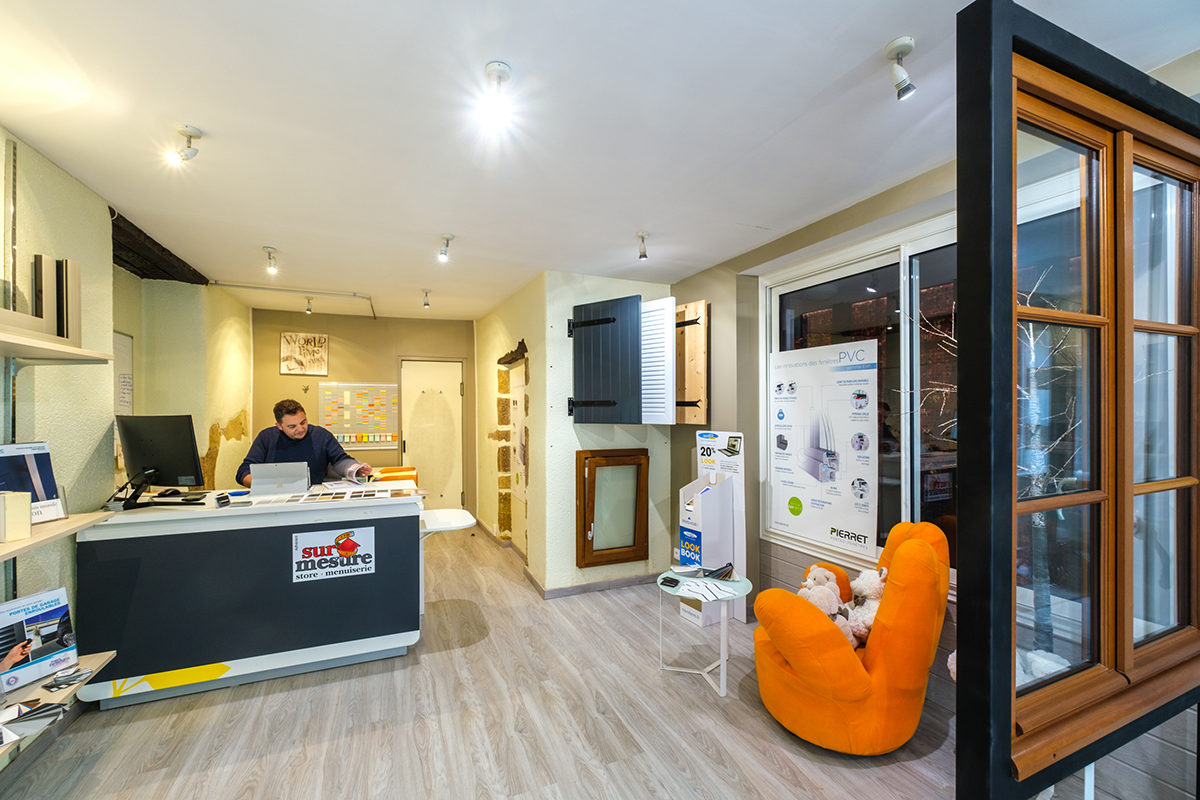 Showroom de Batimenuiserie avec une exposition de volets