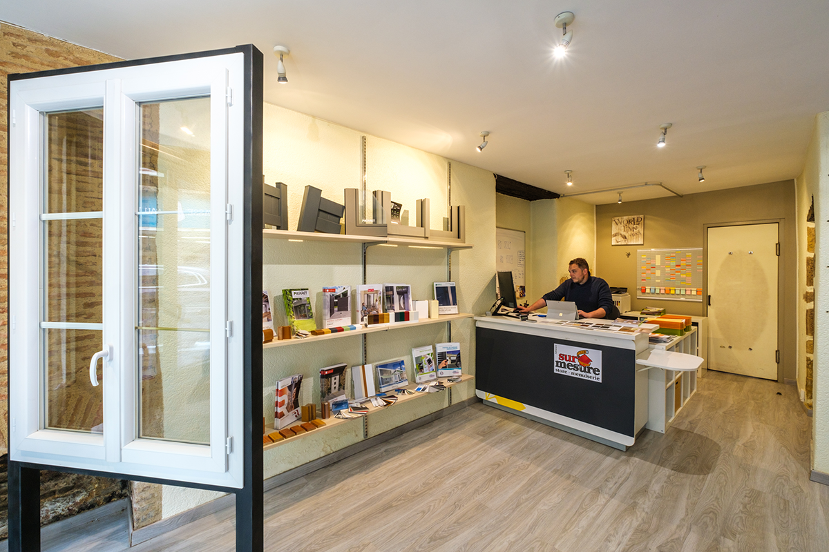 Showroom de Batimenuiserie avec un employé au comptoir
