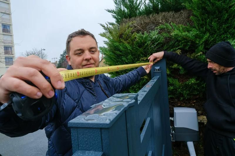 Personnel de Batimenuiserie travaillant sur un portail en aluminium