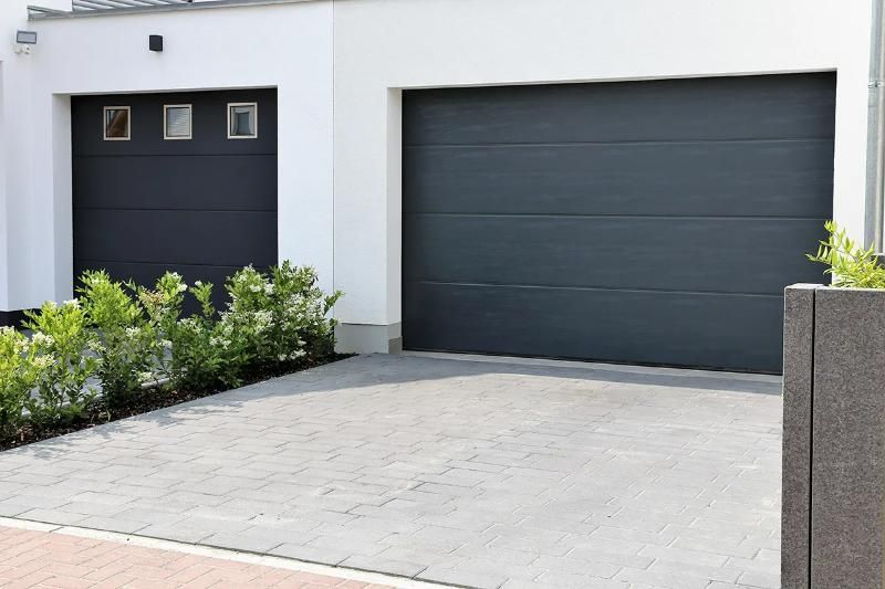 Porte de garage sectionnelle gris anthracite