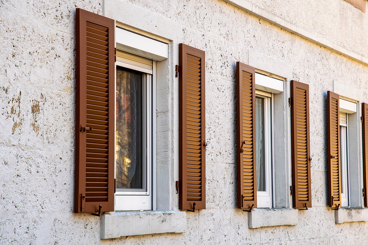 Volets à persiennes sur une habitation
