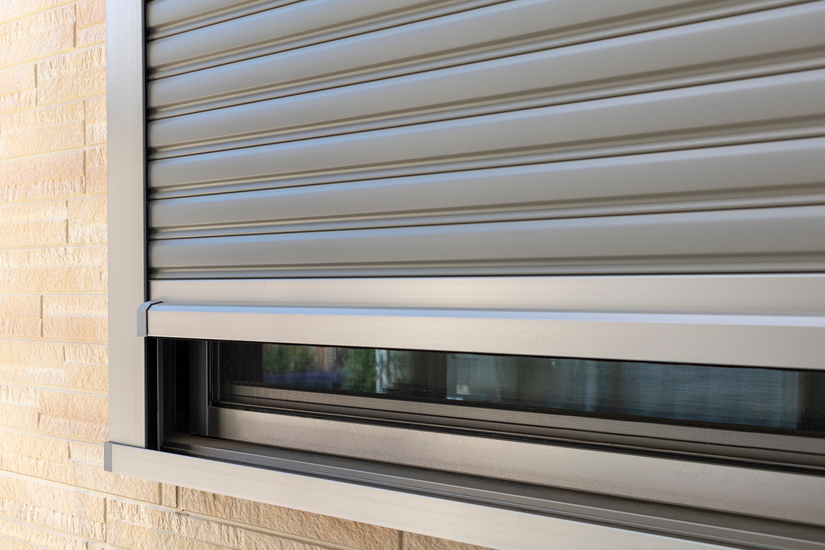 Gros plan sur des volets roulants en aluminium