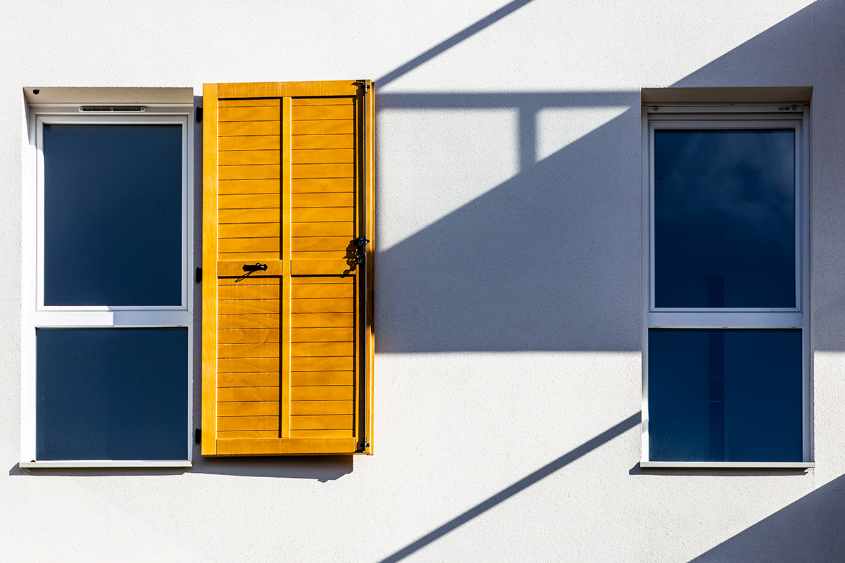 Volets battants imitation bois sur une façade